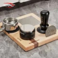 Ahorn-Station aus der Nähe mit Siebträger, schwarzem Distributor, Tamper und einem Puck Screen im Schlitz
