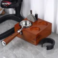 Tamperstation mit Siebträger, Bürste, zwei Puck Screens und einem kleinen Knauf, der breite Ring auf der Arbeitsfläche