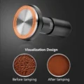 Grafik der Tamperbasis mit Ringen, orange umrandet, mit Nahaufnahmen des Kaffees vor und nach dem Tampen