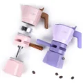 Rosa Espressokocher von der oberen Kammer bis zum Unterteil zerlegt, neben einem zusammengesetzten violetten