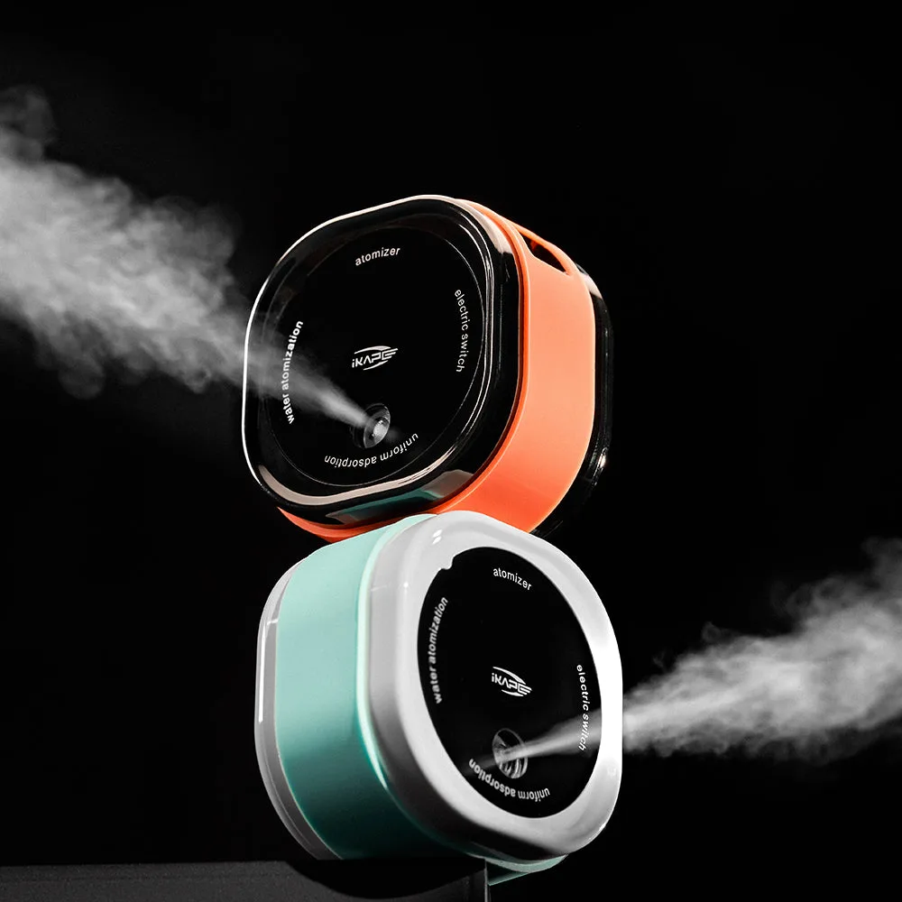 IKAPE elektrisches RDT Spray in Orange und Hellblau, beide geben einen feinen Nebel ab, auf schwarzem Hintergrund