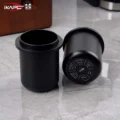 Zwei schwarze Dosierbecher auf Marmor, einer aufrecht, einer liegend mit der Skala auf dem Boden