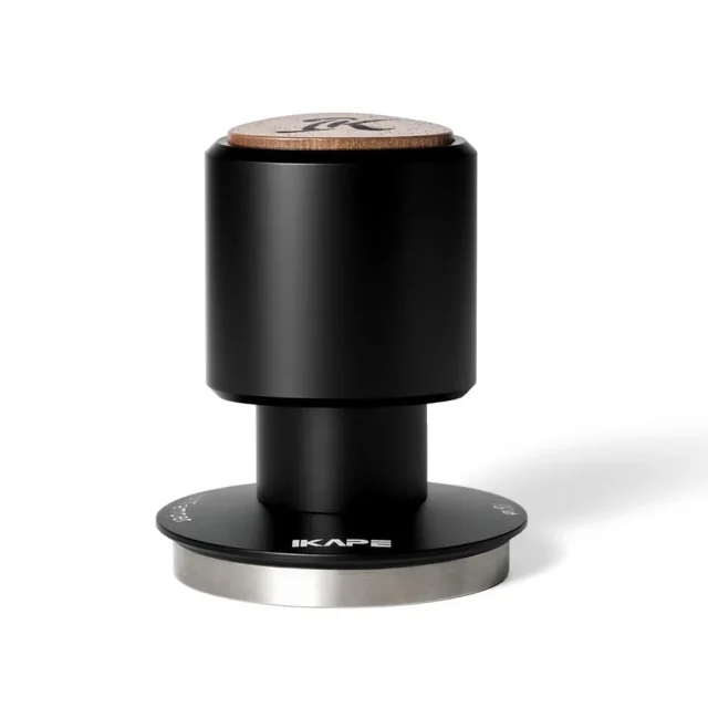 IKAPE Geometry Impact Tamper (Geometry Series): schwarzer Körper, Holzoberseite mit IK-Gravur, Basis aus Edelstahl