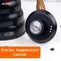Nahaufnahme des Deckelthermometers: Zifferblatt in °C und °F mit roter Nadel, daneben drei kleine Löcher