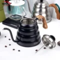 Schwarze Kanne ohne Deckel, am umgedrehten Deckel der nach unten ragende Thermometerfühler