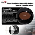 Größenfeld Distributor 51 mm: Kompatibilitätstext neben einem Kaffeebett mit 51 mm und dem schwarzen Distributor