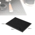 Matte mit Siebträger und Dosierring, verblasst über einer Maßzeichnung mit 399 × 299 × 8,5 mm