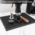 Matte auf einer Marmorplatte mit Siebträger, Tamper, Distributor und Dosierring, dahinter ein Espressokocher
