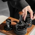Hand greift zum Distributor mit Doppellager neben dem V6 Impact-Tamper Mini mit der Angabe 58,35 mm