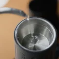 Wasser aus einem Wasserkocher läuft in die Wasserkammer der K2, Füllmarken bei 50 ml und MAX 70 ml