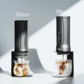 K2 Pro mit 58-mm-Sieb neben einem 51-mm-Modell, beide im Ständer, beide brühen Kaffee auf Eis