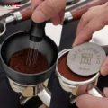 Zwei Felder: ein Nadelwerkzeug rührt Kaffeemehl im Trichter, eine Hand legt den Puck Screen auf getampten Kaffee