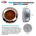 Infografik Set 58 mm in Silber: Trichter 33 mm hoch, ein Sieb mit Kaffee und der Puck Screen mit 58,5 mm