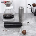Schwarze Line Mühle liegt vor der silbernen, ein Pour-over läuft in eine Glaskaraffe auf einer Waage