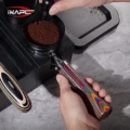 Rainbow Siebträger unter einem schwarzen Dosiertrichter voll Kaffeemehl in einer Station, links ein gestreifter Griff
