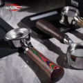 Rainbow Siebträger auf grauem Marmor, dahinter zwei Siebträger mit dunklem und gestreiftem Griff