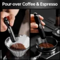 IKAPE WDT-Tool rührt Kaffeemehl in einem Pour-over-Papierfilter und in einem Espressosieb