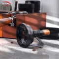 WDT-Tool liegt auf grauem Marmor, auf einen Arm gestützt, dahinter ein Siebträger in einer Holzbox