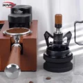 WDT-Tool auf Ring und Silikonsockel neben einem Siebträger mit Kaffeemehl in einer Holzbox