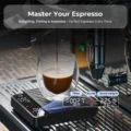SC35 auf der Abtropfschale einer Espressomaschine misst einen Shot im Glas, Anzeige 00:27 und 22,5 g