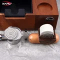 Snail-Ständer mit Filtern und Screen neben einem Siebträger mit Puck Screen im Sieb