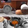 Unten Espresso aus einem Bottomless-Siebträger, oben ein Sieb mit Screen und der Snail-Ständer mit Filtern