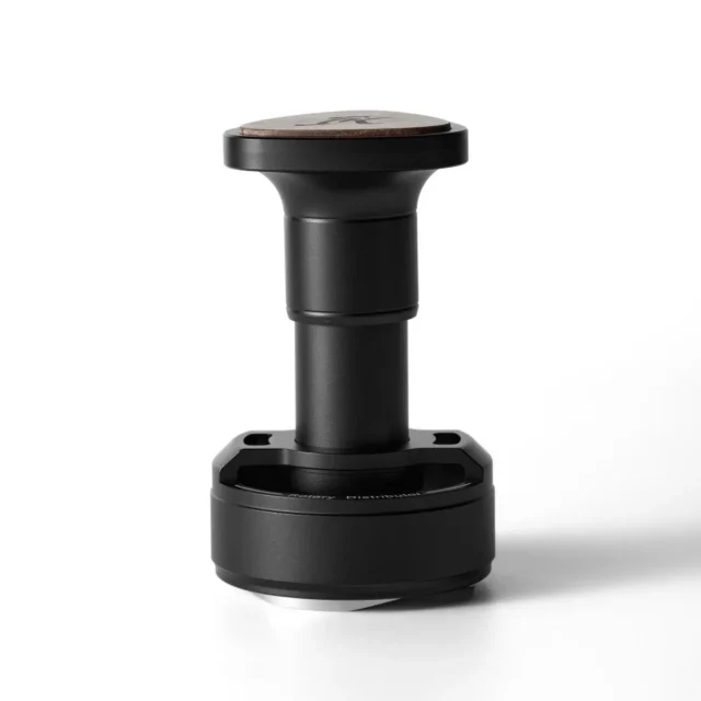 IKAPE UniPress Espresso Tamper Distributor aufrecht auf Weiß, eine braune Kappe über einer breiten schwarzen Basis
