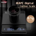 Schwarze V1 Waage wiegt einen schwarzen Dosierbecher mit Bohnen, 17,9 g, vor dunklem Hintergrund, Hinweis auf 0,1 g