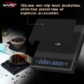 Silikonmatte über der schwarzen V1 abgehoben, dahinter Pour-over-Dripper und Karaffe auf einer zweiten Waage
