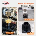 Drei Fotos der V2 im Einsatz: ein Espresso-Shot, ein Handaufguss und ein Dosierbecher mit Bohnen, jeweils mit Modus