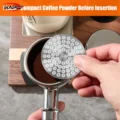 Hand legt das V2 Screen auf einen Siebträger mit frisch getamptem Kaffee auf einem Holzbrett