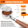 V2 Screen über einem Siebträger mit getamptem Kaffee, daneben ein Diagramm des Wassers durch das Screen in den Kaffee
