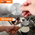 Nasses V2 Screen über einem laufenden Wasserhahn, darunter wird ein Siebträger in eine Espressomaschine eingespannt