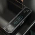 Nahaufnahme des Touchpanels der schwarzen IKAPE V2 Pro Waage mit „Brew assist“ sowie Modus-, Uhr- und Ein/Aus-Taste
