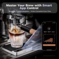 IKAPE V2 Pro Waage auf der Tropfschale einer Espressomaschine unter einem Glas mit Eis, die App zeigt eine Live-Gewichtskurve