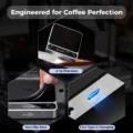 Drei Nahaufnahmen der IKAPE V2 Pro Waage: Kaffeemehl am Display, angehobene Silikonauflage, Ladeanschluss
