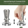 Grafik „Internal Spring & Constant 30 lb“: der silberne V3 neben einem Federsymbol und eine Hand, die ihn drückt