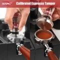 Zwei Fotos unter der Überschrift Calibrated Espresso Tamper: Tampen im Siebträger und die flache Basis über dem Kaffee