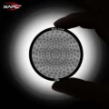 Hand hält das V3 Screen mit 58,5 mm gegen helles Licht, das Lochmuster als Silhouette