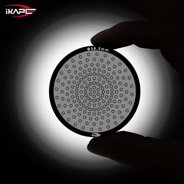 Hand hält das V3 Screen mit 58,5 mm gegen helles Licht, das Lochmuster als Silhouette