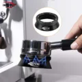 Schwarzer Trichter hält mit Magneten auf einem Siebträger, gezeichnete Blitze markieren den Halt, Einblendung des Magnetrings