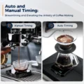 Zwei Felder: die V3 Waage unter einer Glastasse an einer Espressomaschine und unter einer Pour-over-Karaffe