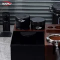 Schwarzer V4 und ein Distributor auf einer Holzstation neben einem offenen Abklopfbehälter, links ein WDT-Tool im Ständer