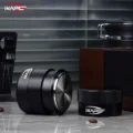 Schwarzer V4 liegend neben einem schwarzen Distributor auf grauer Arbeitsfläche, dahinter ein WDT-Tool