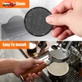 Nasses schwarzes Screen über einem laufenden Wasserhahn, darunter wird ein Siebträger in eine Espressomaschine eingespannt