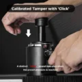 Hände drücken den V5 in einen Siebträger in schwarzem Halter, darüber die Überschrift „Calibrated Tamper with Click“