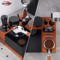 Geteiltes Bild der bestückten Station: Tamper, Distributor, Dosiertrichter, Puck Screens und Siebträger an ihren Plätzen