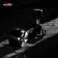 V6 auf dunkler, körniger Fläche in einem Lichtstreifen, daneben liegt ein zweites Werkzeug mit flacher Stahlfläche