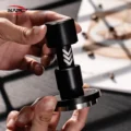 Zwei Hände halten den V6 an Griff und breitem Kragen, die Chevrons am Schaft zur Kamera gerichtet