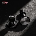Zwei V6 Mini auf dunklem Sand in hartem Licht, einer aufrecht mit Chevrons, einer liegend mit sichtbarer Fläche